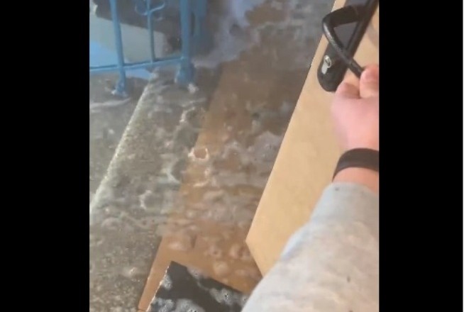 Вода з люстри та водоспад окропу на сходах – потоп в будинку на Борщагівській (ВІДЕО)