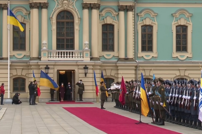 У Київ прибула президент Молдови – їй рапортувала почесна варта біля палацу (ВІДЕО)