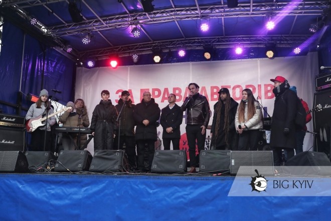 “Проти корупції та схематозу”. Відомі українські артисти влаштували концерт-протест під Радою (ФОТО)