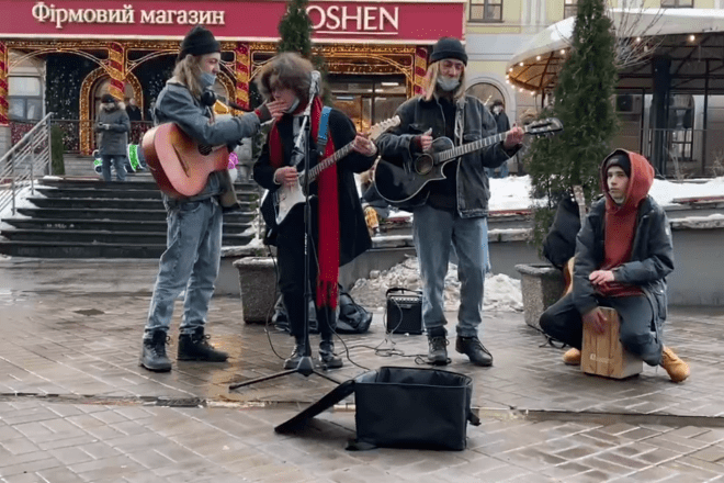Андеграунд замість Тік-Тока: вуличні музиканти дали рок-концерт на Контрактовій (ВІДЕО)