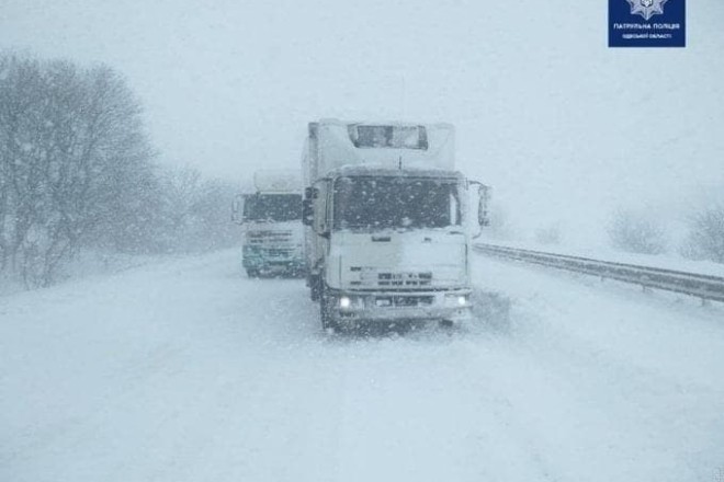 Стоїть близько сотні авто. На трасі Київ-Одеса через сніг утворився затор