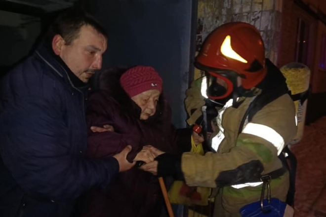 14 людей врятовано, 2 – шпиталізовано. На вул. Наумова спалахнула пожежа