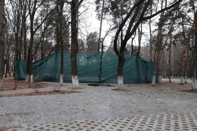 Дарницькі чиновники добралися до парку «Партизанська слава». Відновлення згорівшого у грудні ресторану призупинили