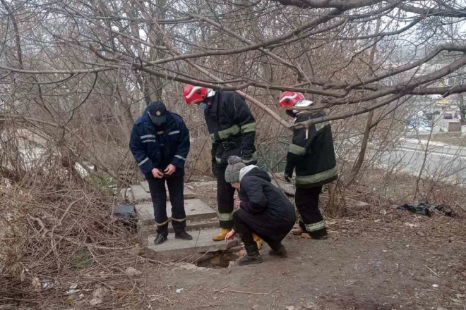 В Голосіївському районі рятувальники дістали з колектора тіло чоловіка