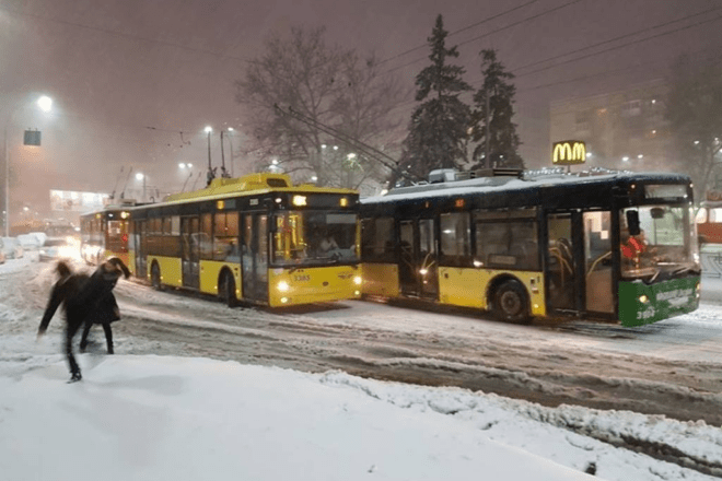Сніг іде – ремонт триває. Тролейбуси тимчасово змінюють маршрут