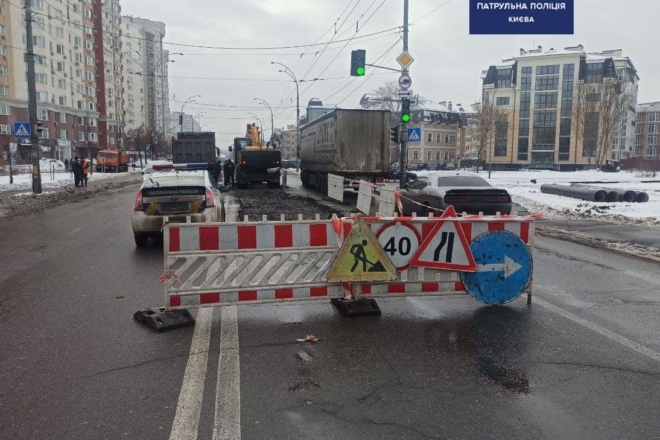 Вулицю Максимовича краще оминати до кінця лютого: дорога розрита, рух обмежено
