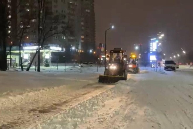 Важкий понеділок у Києві: 19-годинний снігопад попсував нерви і спричинив 250 ДТП