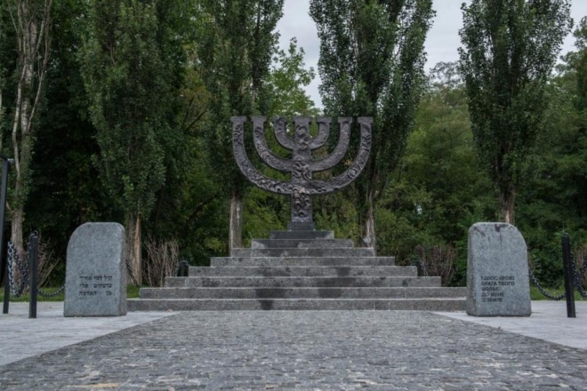 Вшанувати пам’ять розстріляних у Бабиному Яру кияни можуть символічними камінцями і лампадками