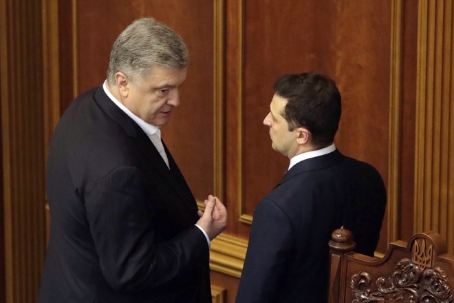 Президентський рейтинг Зеленського з початку року впав, Порошенко зміцнив позиції