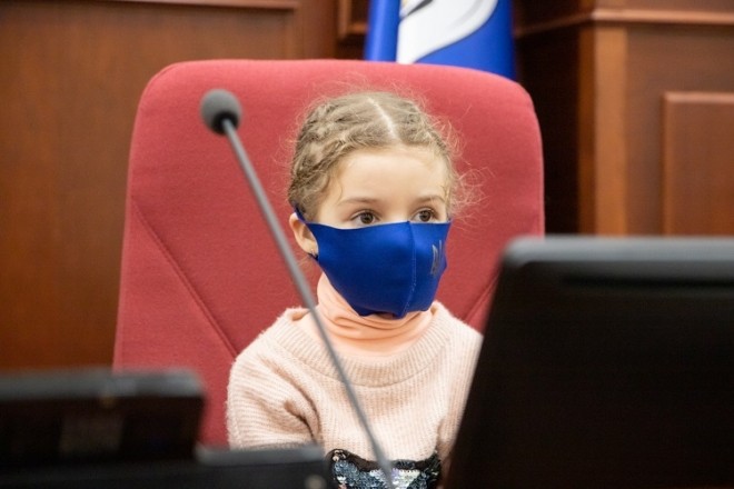 Діти з прифронтової зони побували у Київраді: сиділи у депутатських кріслах та “голосували”