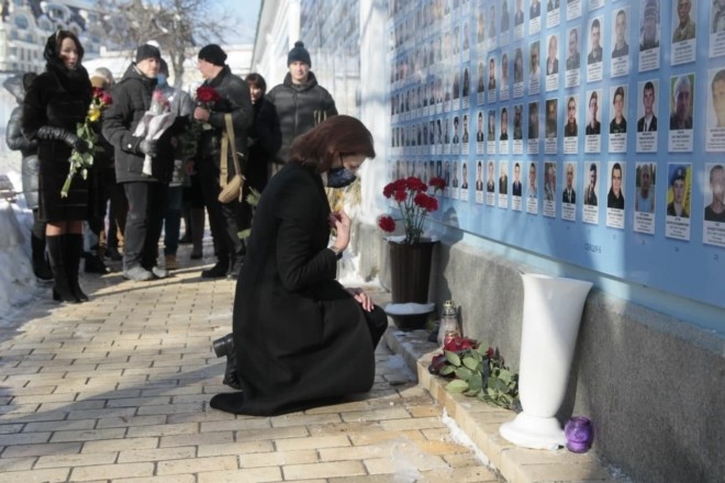У Києві квітами і молитвами вшанували загиблих у боях за Дебальцеве