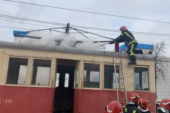 Згорів на роботі. У Києві рятували від пожежі снігоочисний трамвай