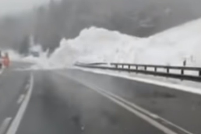 Трасу Київ-Чоп завалило сніговою лавиною – рятувальники кажуть це фейк (ВІДЕО)