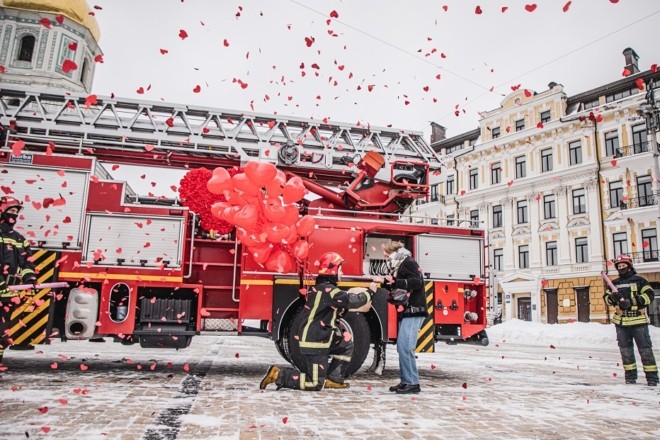 Пожежники влаштували у центрі Києва справжнє свято кохання (ВІДЕО)