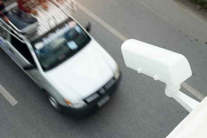 “Бумеранг” прийшов одразу: водієві вантажівки не вдалося скороти шлях газоном (ВІДЕО)