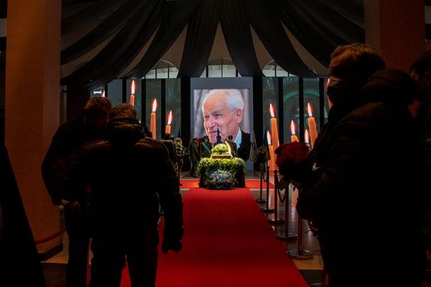 У Києві поховали батька Суркісів. Церемонію відвідали Клички, Ахметов, Коломойський