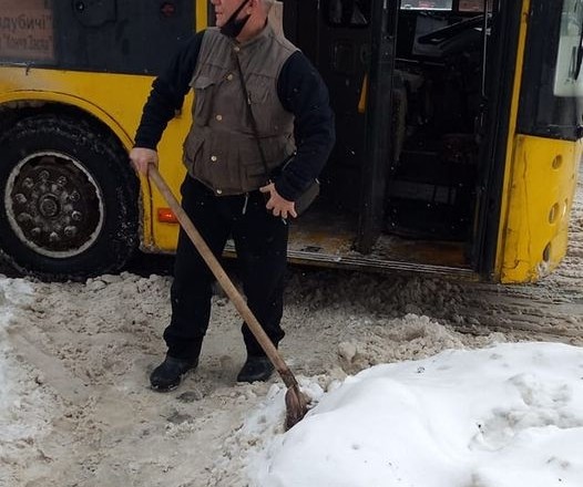 Водій тролейбуса взявся розчищати доріжку для своїх пасажирів і нарвався на невдоволених (ФОТО)