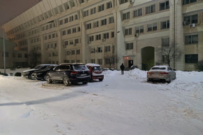 Мешканці ЖК зробили парковку для своїх автівок на території факультету КНУ ім. Шевченка (ФОТО)