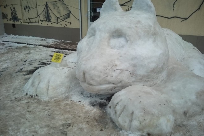 На Чоколівці з’явився гігантський сніговий кіт з QR-кодом (ФОТО)