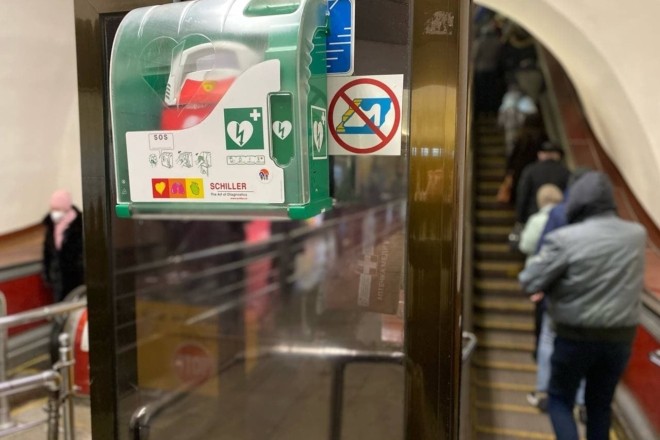 На трьох станціях метро дефібрилятори з’явились у відкритому доступі (ФОТО)