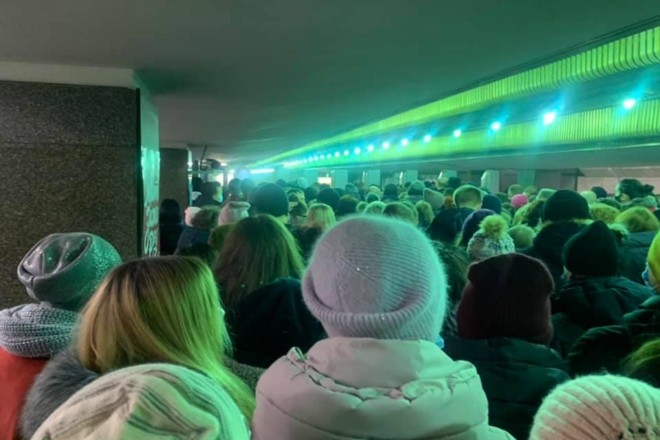 Колапс через турнікети. На станції “Харківська” натовпи і ніякої дистанції (ФОТО)