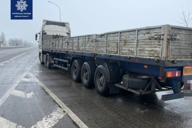 Бориспільські патрульні виявили водія величезної вантажівки під “наркотою”