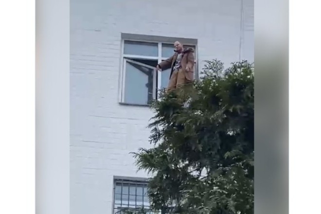 Відео дня. Ветеран погрожує вистрибнути з вікна поліції – його затримали біля телеканалу “Наш”