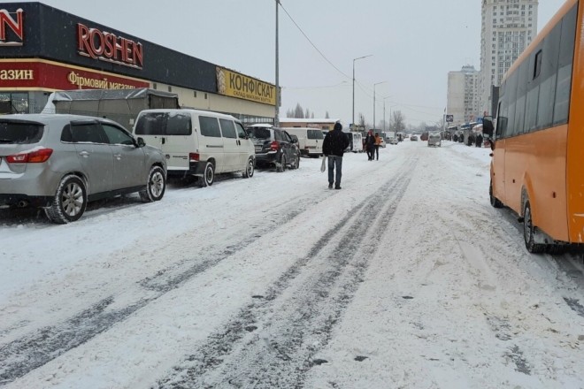 Негода скувала Київ: затори, перекинуті авто та довжелезні черги на транспорт (ФОТО)