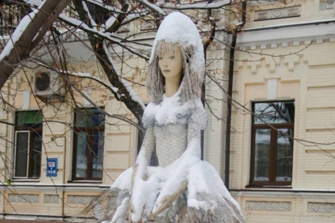 Стояла більше 10 років. Вандали розбили скульптуру балерини на Стрітенській (ФОТО)