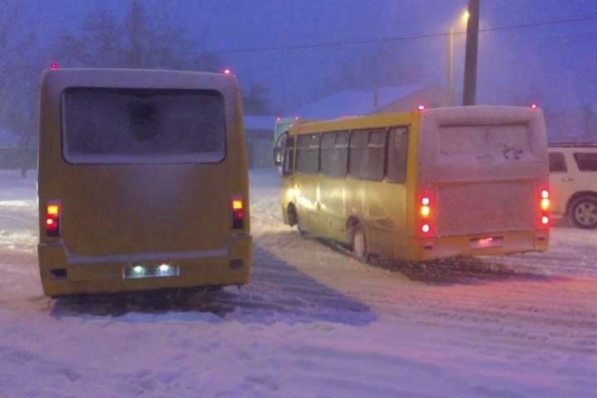 У Києві з маршрутки в кучугуру викинули двох п’яних пасажирів. Ті дали здачі ( ВІДЕО)