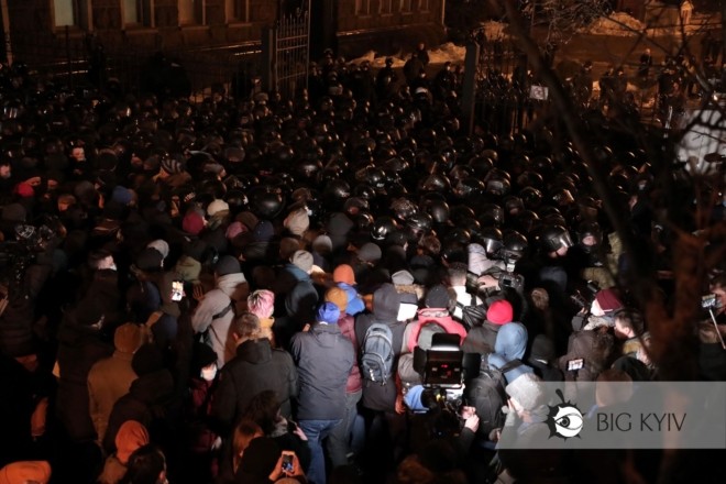 Названо кількість затриманих та постраждалих біля ОПУ. Оголошена безстрокова акція на підтримку Стерненка (ФОТО)