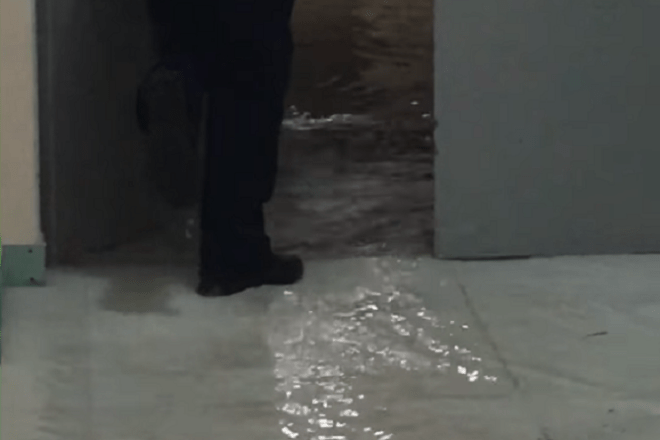 Відвідувачам одягнути ласти. Торговий центр на Майдані Незалежності затопило водою (ВІДЕО)