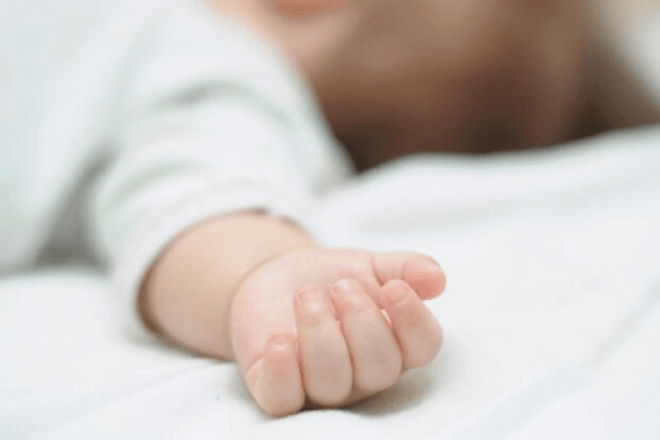 Кисень не потрапляв у кров: лікарі не змогли врятувати від ковіду тритижневе немовля