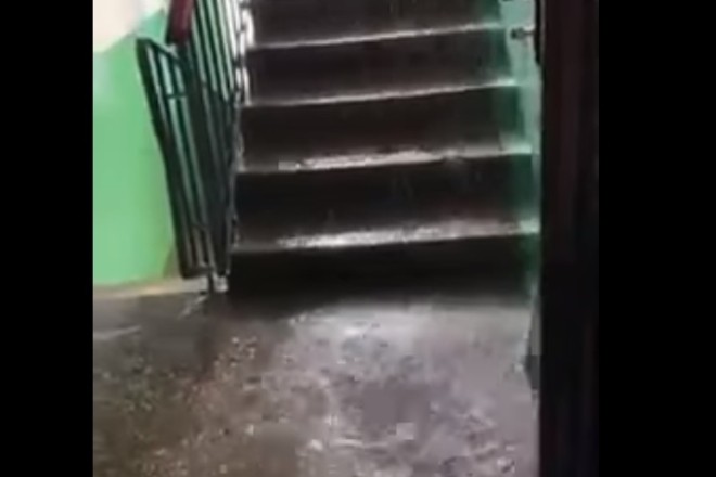 У будинку на вулиці Бакинській потоп – вода заливає під’їзд (ВІДЕО)