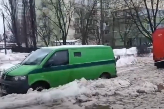 В Києві інкасатори потрапили в пастку у крижаній воді (ВІДЕО)