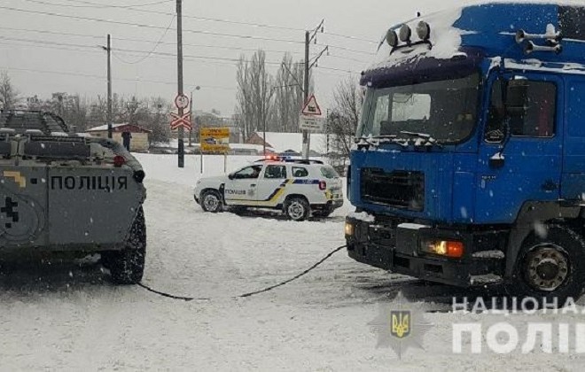 Поліцейський БТР допомагає вантажівкам вибратись із снігових пасток у Києві (ВІДЕО)