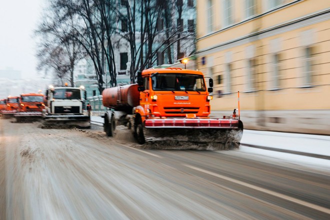У Києві снігоприбиральна машина знесла з дороги Volkswagen (ВІДЕО)