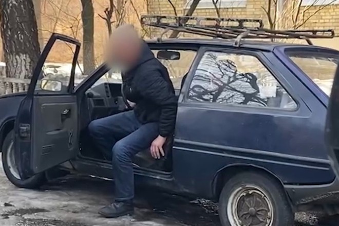 Відео дня. На Липківського п’яний водій не міг навіть вийти з авто