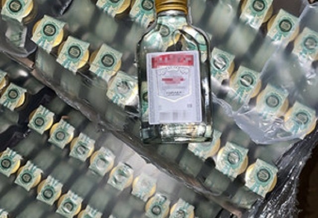 У Києві знайшли склад “паленого” алкоголю: своєї черги чекало 30 тис літрів фальсифікату (ФОТО)
