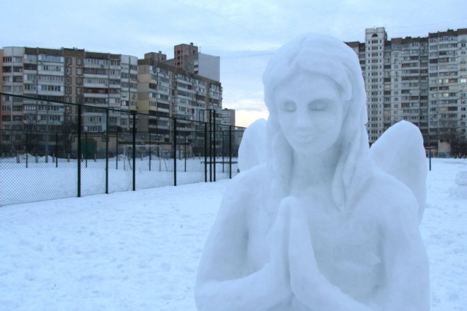 Сніговий ангел на Троєщині – як він виглядає