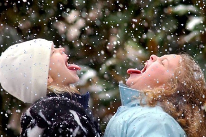 Педіатри не забороняють малюкам пробувати сніг на смак. Але не жовтий