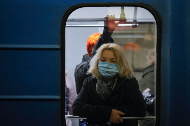 Штовханина на “Арсенальній”, пасажири без масок: в метро ніде яблуку впасти, попри карантин