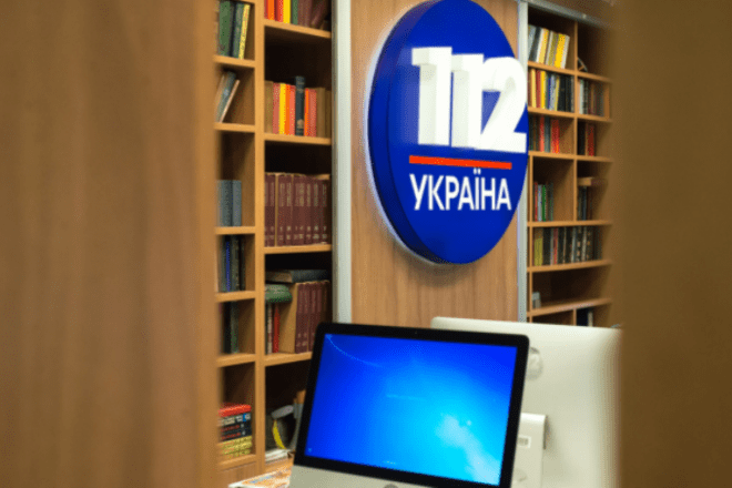 Санкції щодо “112-каналу”, News One та ZIK – фігня, спланована разом з Медведчуком. Він в курсі й грає свою партію. І виграє – юрист