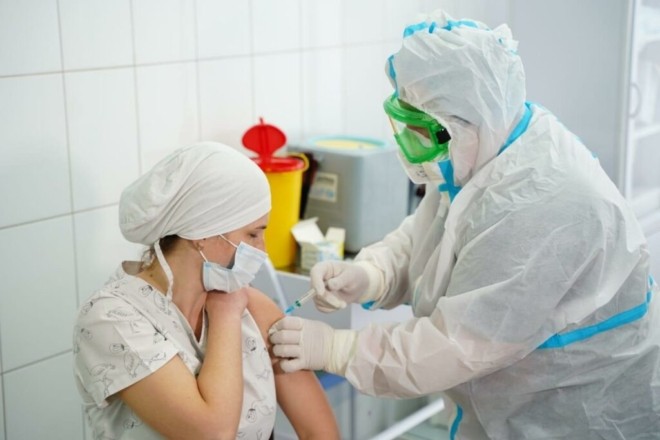Щеплення від коронавірусу в Україні отримали майже 160 людей