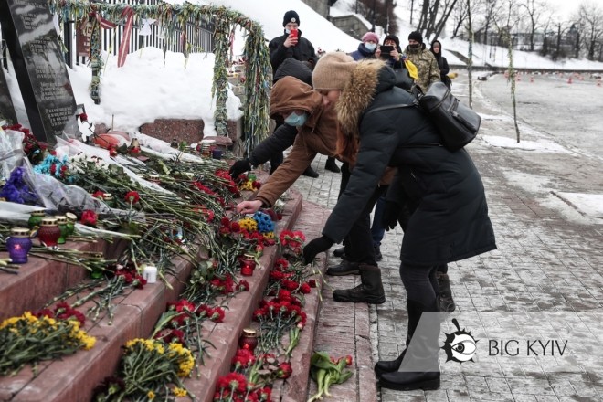 Людські потоки, квіти і молитви. Як вшановують Героїв Небесної сотні у Києві
