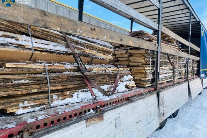 А потім повені і зсуви… З України намагались вивезти деревини на 300 тисяч євро