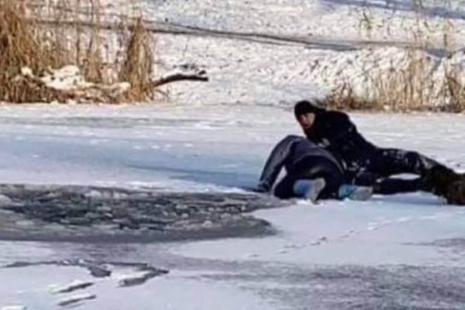 На Русанівському каналі сьогодні була “Ріпка”. Чоловіка, який провалилися під лід, рятували перехожі (ВІДЕО)