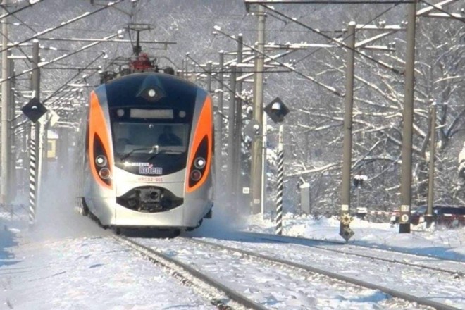 Негода в Україні: поїзди не скасовуються та вивезуть із засніжених регіонів