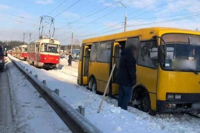 Колапс на Миропільській: маршрутка заблокувала трамваї та ще й ДТП ускладнило рух