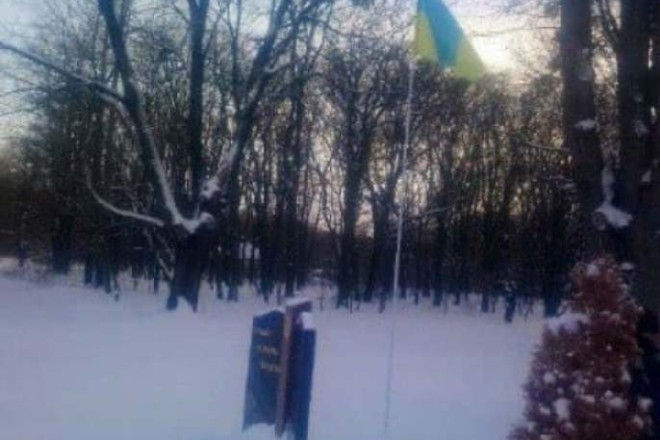 На Київщині вандали зрізали стяг зі стели пам’яті Героям України